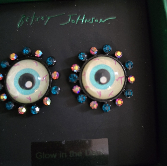 Betsey Johnson Eyeball button earrings! NWT - Picture 8 of 12